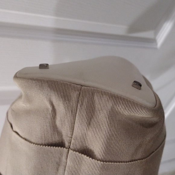 Authentic Salvatore Ferragamo Tan Tote Bag, 3 Compartments Magnetic Snap Closure - Picture 8 of 15